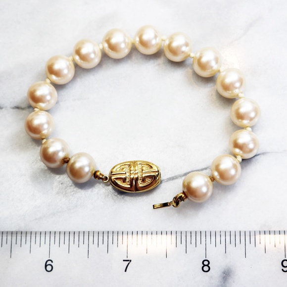 ⚜️ Vintage Givenchy Pearl Bracelet with Logo Clasp - Picture 14 of 16